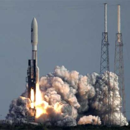 Despegue del cohete Atlas V con la sonda espacial <i>New Horizons </i>ayer desde cabo Cañaveral.