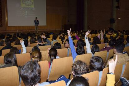 El campeón de 'slam poetry' Dani Orviz, en uno de los talleres con alumnos del proyecto europeo.