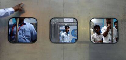 Visitantes miran vagones de tren en una exposición en Chennai (India).