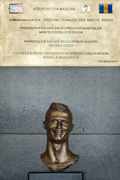 El comentado busto del futbolista portugués Cristiano Ronaldo permanece bajo una placa conmemorativa en el aeropuerto de Madeira (Portugal).