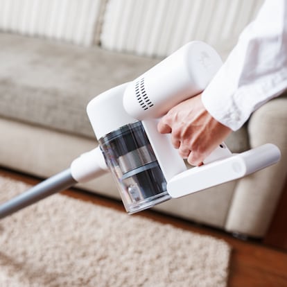 Artículo de EL PAÍS Escaparate que describe las ventajas de usar el aspirador escoba sin cable más deseado en Amazon