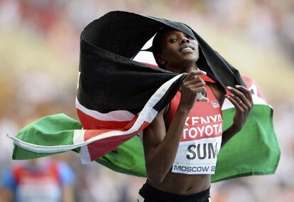 La keniana Eunice Jepkoech celebra su victoria en los 800m.