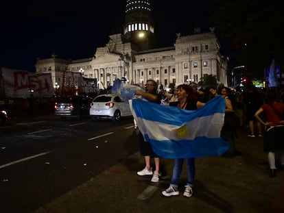 A group of people celebrate the defeat of President Milei's bill at the gates of the Argentine Congress this Tuesday.