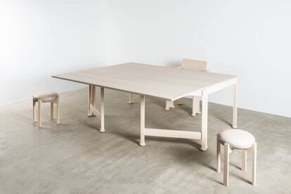 El diseño de Maria Bruun, desde Conpenhague, para 'Connected'. Una mesa extensible con taburetes apilables. Las formas redondeadas le dan un aspecto orgánico que contrasta con la robustez de la madera. |