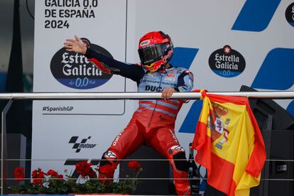 Marc Márquez celebrando en el podio su segunda posición en el Gran Premio de España.
