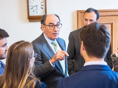 El presidente de Iberdrola, Ignacio Sánchez Galán, departe con alumnos en la Escuela de Negocios de Harvard.