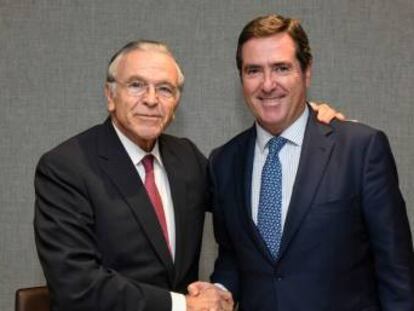 El presidente de la CECA y de la Fundación Bancaria “la Caixa”, Isidro Fainé, y el presidente de la CEOE, Antonio Garamendi