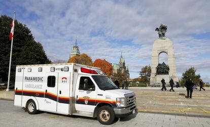 Una ambulancia estacionada frente al monumento nacional de los caídos en guerra, donde se produjo el tiroteo en el que resultó herido un soldado.