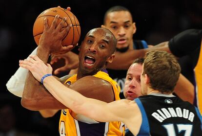 Kobe Bryant lucha con J.J. Barea y Luke Ridnour