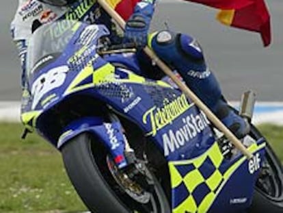 Pedrosa sujeta una bandera de España en la vuelta de honor.