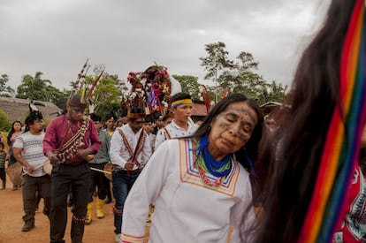 Al final de la celebración de las bodas y la misa, que reúne a toda la comunidad, se hace una pequeña procesión alrededor de la plaza central. Los anfitriones cargan a la virgen que proteja a la comunidad, mientras las mujeres bailan en homenaje a su santa. 