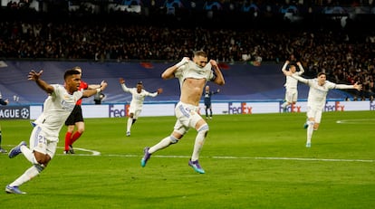 Los jugadores del Real Madrid celebran el tercer gol al PSG, de Benzema.