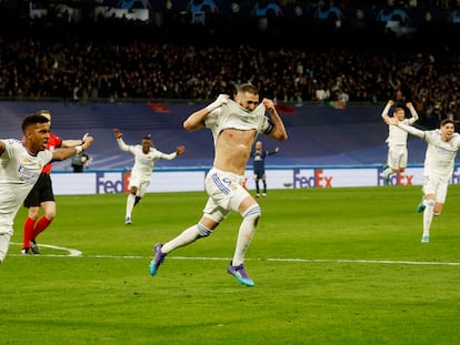 Los jugadores del Real Madrid celebran el tercer gol al PSG, de Benzema.