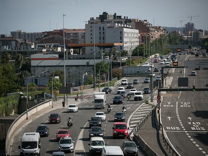 Varios coches en la salida de Barcelona por la avenida Meridiana.