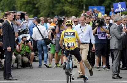 El director general del Tour, Christian Prudhomme (derecha), se acerca al ciclista británico Christopher Froome, del equipo Sky, antes del comienzo de la cuarta etapa.