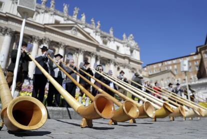 Músicos tocan cuernos alpinos durante la audiencia del Papa Francisco en la Plaza de San Pedro, en el Vaticano.