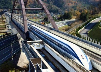 Imagen del tren japonés, aún en pruebas, que ayer alcanzó los 581 kilómetros por hora, un nuevo récord de velocidad ferroviaria.