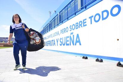Jara Cuenca, con un saco de balones, en las instalaciones deportivas del CD Leganés.
