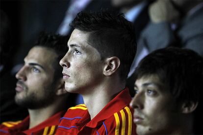 Cesc, Fernando Torres y Silva, durante la proyección de un vídeo.