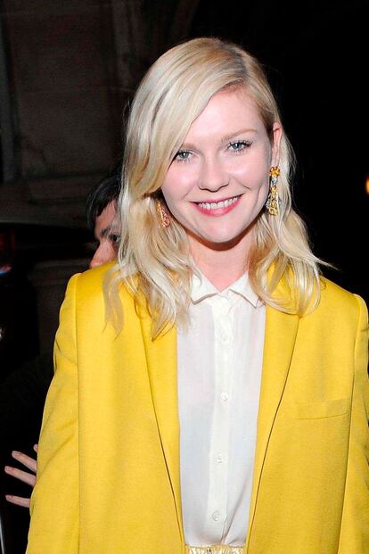 Cuando no la peinan los profesionales, como en esta imagen, el pelo de Kirsten Dunst es un caos. No tiene mucha cantidad pero, además, no cuida lo suficiente el brillo y el volumen de su cabello teñido de rubio.