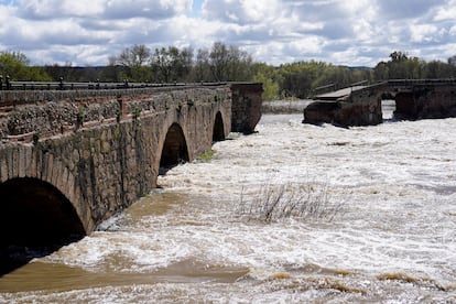 Vista del puente romano derrumbado tras la crecida del río Tajo, este domingo. 
