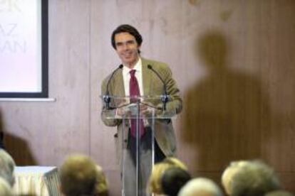 El expresidente espa?ol Jos Mara Aznar interviene durante la conferencia "El modelo hngaro en la Europa variable" celebrada hoy en Budapest (Hungra).