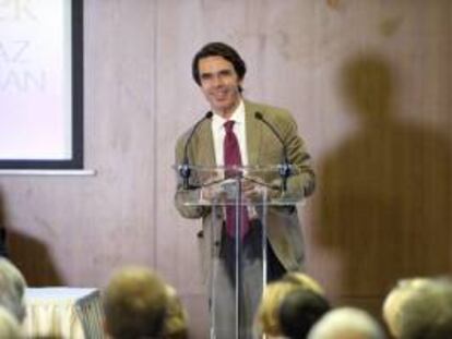 El expresidente español José María Aznar interviene durante la conferencia "El modelo húngaro en la Europa variable" celebrada hoy en Budapest (Hungría).