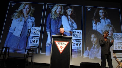 Paul Marciano da un discurso en el Denim Day celebrado el año pasado en Los Ángeles.