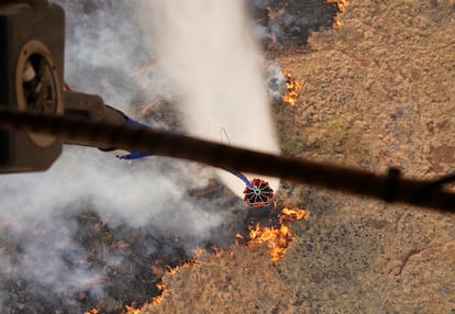 Helicópteros de la Guardia Nacional del Ejército de Hawái intentan apagar las llamas en la isla de Maui, este miércoles. 