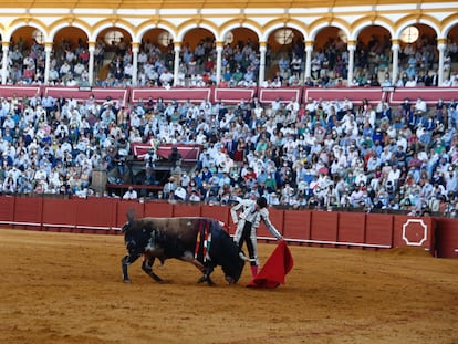 Pablo Aguado, ante su segundo toro, el sábado en La Maestranza.