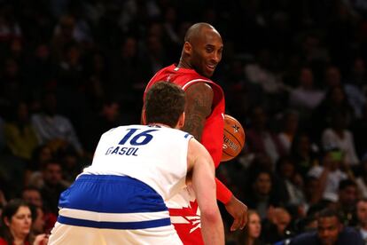 TORONTO, ON - FEBRUARY 14: Kobe Bryant #24 of the Los Angeles Lakers and the Western Conference handles the ball against Pau Gasol #16 of the Chicago Bulls and the Eastern Conference in the second half during the NBA All-Star Game 2016 at the Air Canada Centre on February 14, 2016 in Toronto, Ontario. NOTE TO USER: User expressly acknowledges and agrees that, by downloading and/or using this Photograph, user is consenting to the terms and conditions of the Getty Images License Agreement.   Elsa/Getty Images/AFP
== FOR NEWSPAPERS, INTERNET, TELCOS & TELEVISION USE ONLY ==