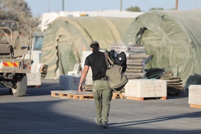 Un soldado en la reserva camina junto a tiendas militares en una base de reclutamiento en el sur de Israel el 2 de septiembre.