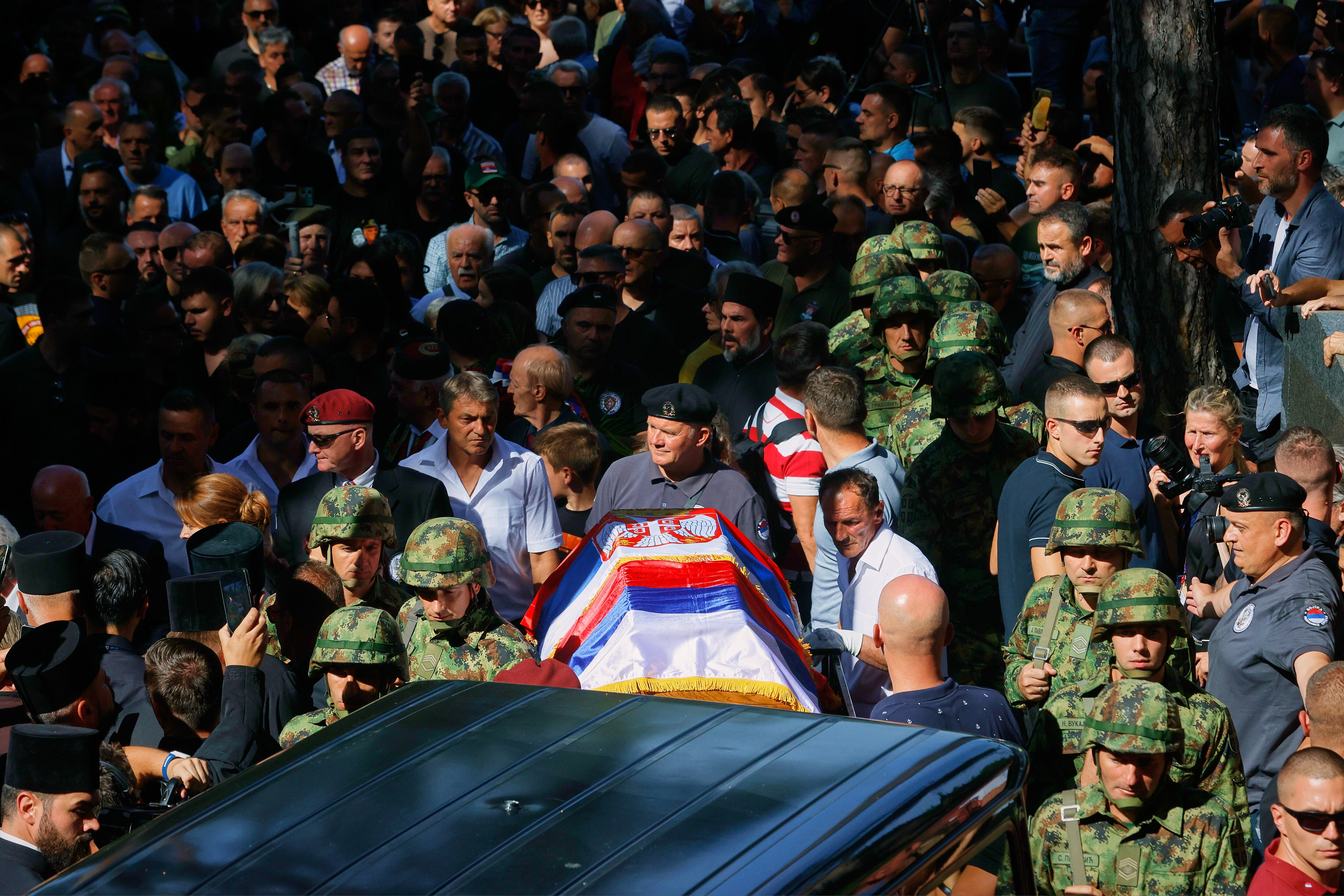 El funeral con honores del criminal de guerra Mladic abre otra grieta entre la UE y Serbia