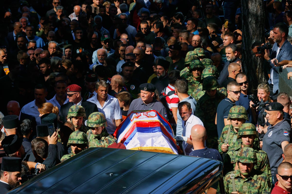 El funeral con honores del criminal de guerra Mladic abre otra grieta entre la UE y Serbia