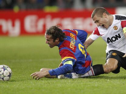 Vidic, en el momento de lesionarse con Streller.