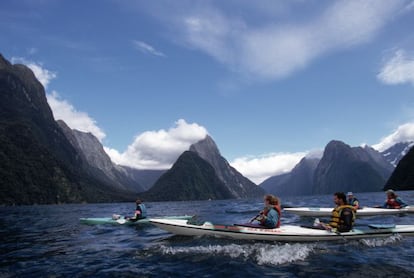 La región de Fiordland, en la isla sur de Nueva Zelanda, es la región natural más extensa e impenetrable del país. Una masa de montes escarpados y frondosos, hendida por profundas ensenadas (técnicamente fiordos) que avanzan tierra adentro. Este parque nacional forma parte de la Te Wahipounamu Southwest Area, una combinación de cuatro reservas que abarcan 26.000 kilómetros cuadrados y que reúnen una fauna y flora únicas y son además un importante centro de la cultura de los maoríes.