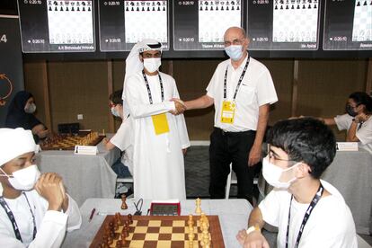 Ahmed Al Hamli y Almog Burstein, delegados de Al Ain (EAU) y Green Village (Israel), se saludan este domingo en el pabellón de España antes de que sus equipos se enfrenten en el Torneo Mundial Escolar Expo Dubái