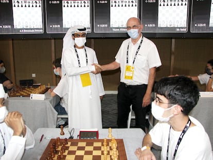 Ahmed Al Hamli y Almog Burstein, delegados de Al Ain (EAU) y Green Village (Israel), se saludan este domingo en el pabellón de España antes de que sus equipos se enfrenten en el Torneo Mundial Escolar Expo Dubái