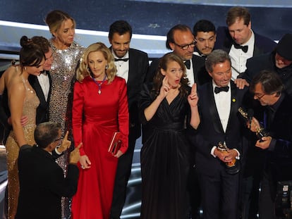 Philippe Rousselet, Fabrice Gianfermi y Patrick Wachsberger, productores de 'CODA. El sonido del silencio', en el escenario junto con otros miembros del equipo del filme, después de obteneros el Oscar a la mejor película.