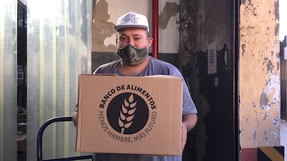 Un trabajador en el banco de alimentos de Los Bajitos, en Buenos Aires.