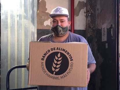 Un trabajador en el banco de alimentos de Los Bajitos, en Buenos Aires.