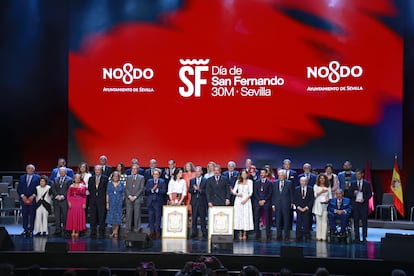 Premiados en la foto de familia de la entrega las Medallas de Sevilla con motivo de la celebración del Día de San Fernando.
