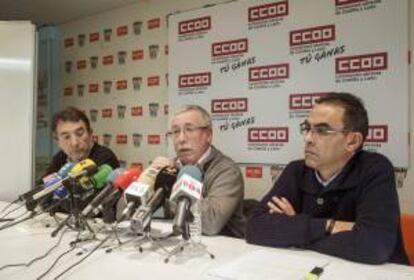 El secretario general de CC.OO, Ignacio Fernández Toxo (c); de CCOO Castilla y León, Ángel Hernández Lorenzo, (i), y el secretario general de CCOO en Burgos, Fidel Angel Velasco (d), Ángel Hernández Lorenzo, durante la asamblea de delegados celebrada hoy en Burgos, para analizar las movilizaciones previstas durante noviembre contra el Proyecto de Presupuestos Generales del Estado y la reforma de las pensiones en España, entre otros temas.