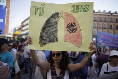 Una mujer muestra un cartel a favor de Madrid Central.