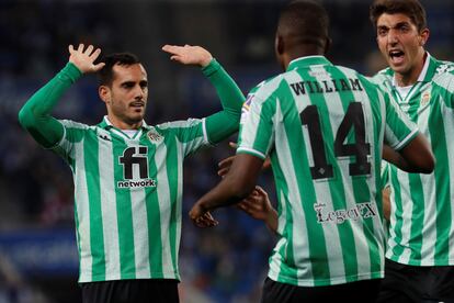 Juanmi es felicitado por William Carvalho y Edgard tras marcar el primer gol del Betis a la Real Sociedad en el encuentro (0-4) de los cuartos de final de la Copa del Rey disputado este jueves en el Reale Arena.