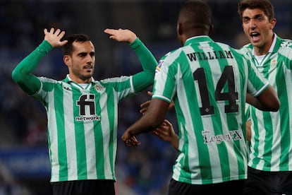 Juanmi es felicitado por William Carvalho y Edgard tras marcar el primer gol del Betis a la Real Sociedad en el encuentro (0-4) de los cuartos de final de la Copa del Rey disputado este jueves en el Reale Arena.