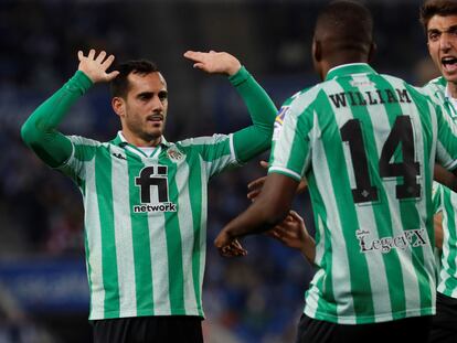 Juanmi es felicitado por William Carvalho y Edgard tras marcar el primer gol del Betis a la Real Sociedad en el encuentro (0-4) de los cuartos de final de la Copa del Rey disputado este jueves en el Reale Arena.