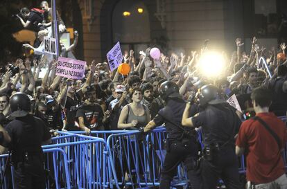 La policía cierra el paso en la Carrera de San Jerónimo, en las inmediaciones del Congreso de los Diputados, donde decenas de indignados protestaban.