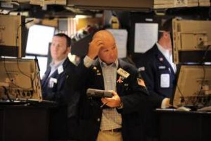 Corredores trabajan en el piso de la Bolsa de Valores de Nueva York (NYSE) en Nueva York (EEUU). EFE/Archivo