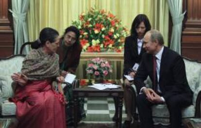 El presidente ruso, Vladimir Putin (d), conversa con la presidenta del Congreso Nacional de India, Sonia Gandhi (i), durante su reunión en el Palacio Presidencial en Nueva Delhi, India, hoy, lunes 24 de diciembre de 2012.